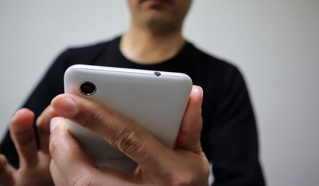 persona usando smartphone