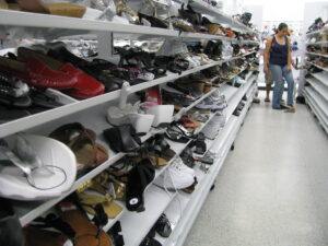 tienda de zapatos con varios modelos desordenados en estantes