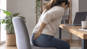 Dolor de cócix mujer sentada frente a escritorio